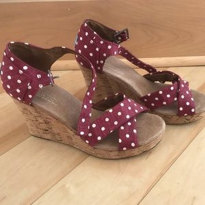 NWOT TOMS Strappy Wedge Red Polka Dot Linen